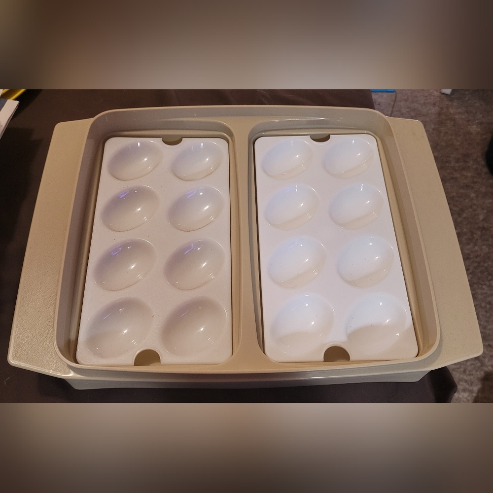 Tupperware 723 Vintage Deviled Egg Keeper Brown Beige - Picture 2 of 2